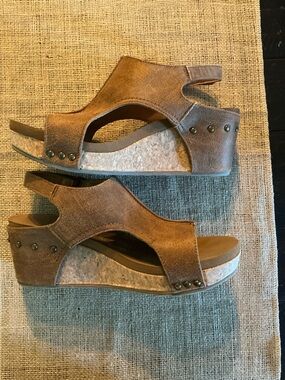 Very G Isabella Wedge in Tan